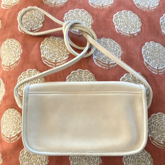 Vintage Coach NYC Dinky Crossbody bag in Bone White - Picture 6 of 9